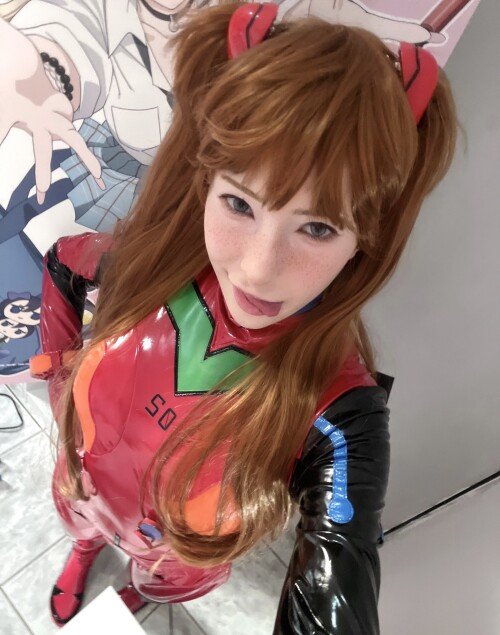 Emerwlly fazendo cosplays #dWs9MeYA